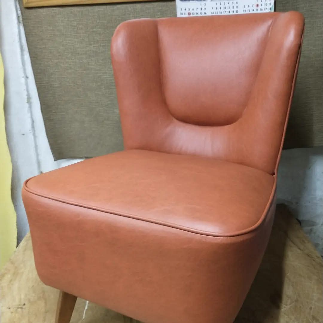 Butaca tapizada en cuerina terracota